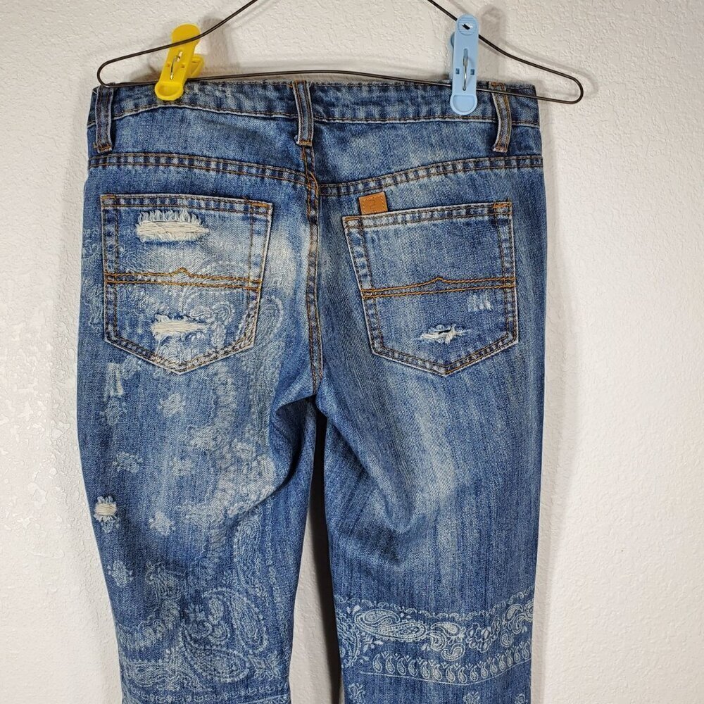 Premiere Rue 21 Womens Size 1/2R Distressed Bandana Print Blue Denim Capri 30x23 - Picture 6 of 8